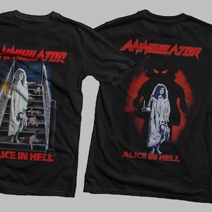 Può includere: Maglietta nera con un logo rosso "Annihilator" e una grafica di una ragazza in un vestito bianco su una scala. Il testo "Alice in Hell" è stampato sotto la grafica. Il retro della maglietta presenta una grafica rossa e nera di una ragazza in un vestito bianco con una silhouette rossa dietro di lei. Il testo "Alice in Hell" è stampato sotto la grafica.