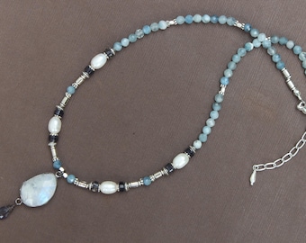 Mondstein Anhänger Iolith Aquamarin Perle Gunmetal Silber Zinn Halskette Handgefertigt