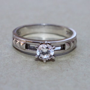 Vintage Sterling Silver Round Briliant Cut Cubic Zirconia Solitaire Ring Size 7.5 Band
