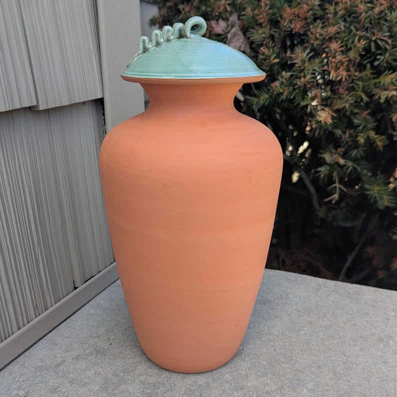 Puede incluir: Un letrero de madera r&uacute;stica con el texto "Welcome to our home" en un estilo manuscrito. El letrero presenta un acabado envejecido y un dise&ntilde;o simple y acogedor, perfecto para la decoraci&oacute;n de la entrada.