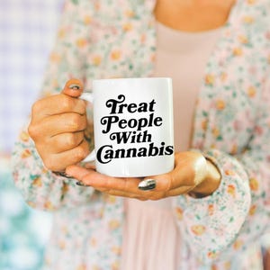 Treat People With Cannabis-mok, 420, cadeau voor roker, wietmok, beste knoppen, holistisch