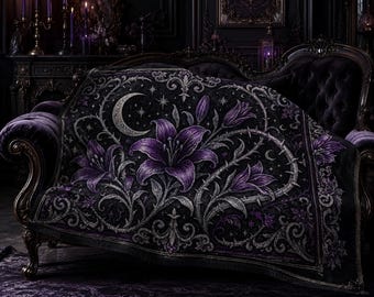 Manta Gótica Floral, Cobija Luna Lirio Morado, Decoración Dark Academia, Sofá Bruja, Tapiz de Pared