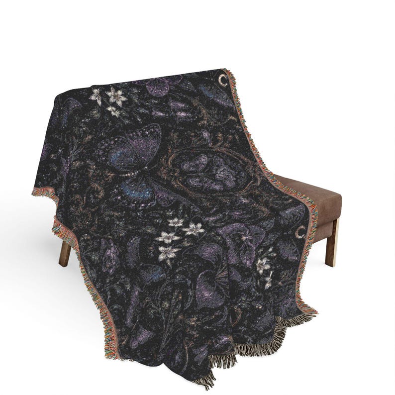 Manta tejida gótica morada con mariposas, decoración mística floral oscura para el hogar, manta tejida de lujo con borlas, regalo estético. imagen 9