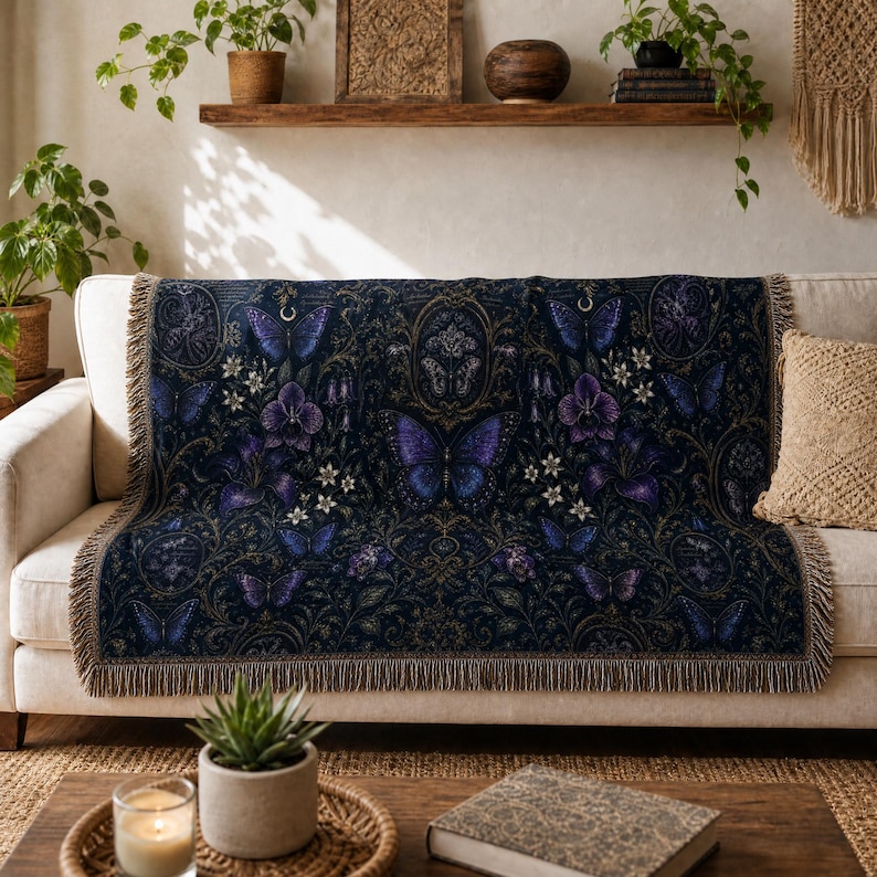 Manta tejida gótica morada con mariposas, decoración mística floral oscura para el hogar, manta tejida de lujo con borlas, regalo estético. imagen 3