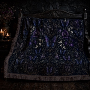 Manta tejida gótica morada con mariposas, decoración mística floral oscura para el hogar, manta tejida de lujo con borlas, regalo estético. imagen 2