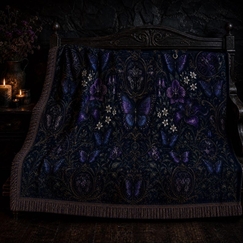 Manta tejida gótica morada con mariposas, decoración mística floral oscura para el hogar, manta tejida de lujo con borlas, regalo estético. imagen 2