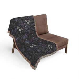 Manta tejida gótica morada con mariposas, decoración mística floral oscura para el hogar, manta tejida de lujo con borlas, regalo estético. imagen 7