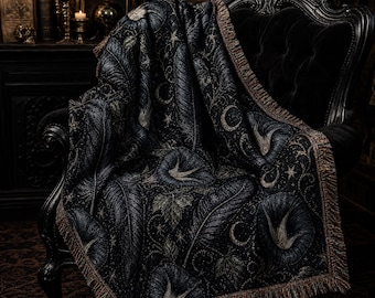 Manta decorativa gótica botánica, manta tejida estilo cottagecore oscuro, decoración de luna de bruja y pluma de cuervo, regalo celestial para Halloween.