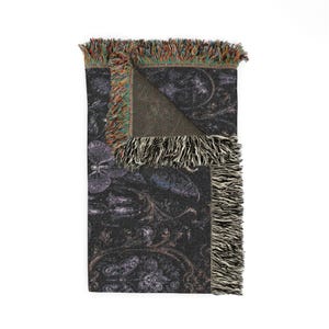 Manta tejida gótica morada con mariposas, decoración mística floral oscura para el hogar, manta tejida de lujo con borlas, regalo estético. imagen 6