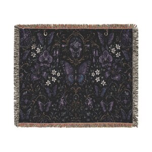 Manta tejida gótica morada con mariposas, decoración mística floral oscura para el hogar, manta tejida de lujo con borlas, regalo estético. imagen 4