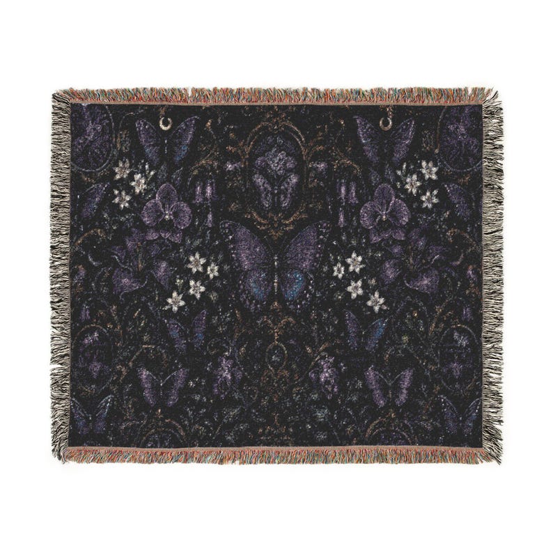 Manta tejida gótica morada con mariposas, decoración mística floral oscura para el hogar, manta tejida de lujo con borlas, regalo estético. imagen 4