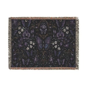 Manta tejida gótica morada con mariposas, decoración mística floral oscura para el hogar, manta tejida de lujo con borlas, regalo estético. imagen 5