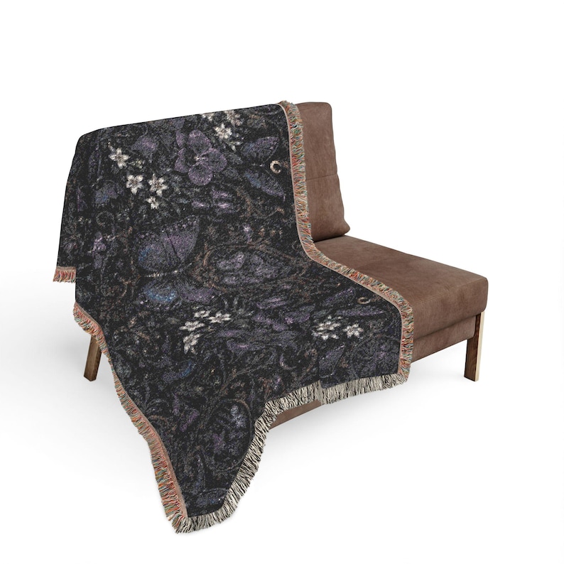 Manta tejida gótica morada con mariposas, decoración mística floral oscura para el hogar, manta tejida de lujo con borlas, regalo estético. imagen 8