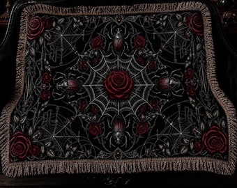 Manta gótica "Escarabajo Sagrado y Rosa Medianoche", con flecos de borlas de bronce ornamentadas, arte entomológico de romanticismo oscuro, regalo para góticos.