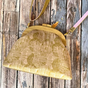 Borsa a tracolla vegana con chiusura a clip con manico in legno in rosa e marrone chiaro