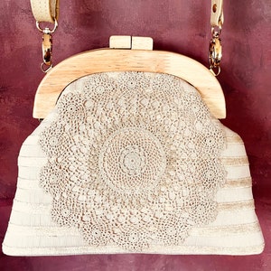 Veganistische crossbodytas met houten handvat en vintage gehaakt kleedje.