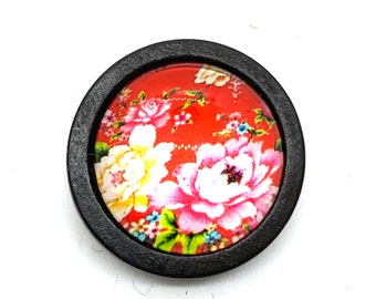 floral vintage look brooch in wood and resin cabochon handcrafted handmade gift round brooch bouquet flower flora