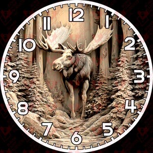 Könnte beinhalten: Ein rundes Zifferblatt mit einer detaillierten Illustration eines Elchs in einer Waldlandschaft. Die Uhr hat weiße Ziffern und Zeiger mit einem braunen und beigen Farbschema. Der Elch hat große Geweihe und steht in einem Wald mit Bäumen und Blättern.