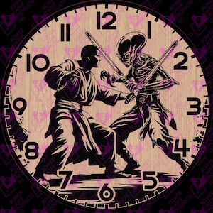 Könnte beinhalten: Eine Holzuhr mit einem Kampfkünstler und einem Außerirdischen in einem Lichtschwertduell. Die Ziffern der Uhr sind in einer klassischen Schriftart gehalten, wobei die Zeit durch die Position der Figuren angezeigt wird. Die Uhr hat einen hellen Holzmaserungshintergrund und eine lila Umrandung.