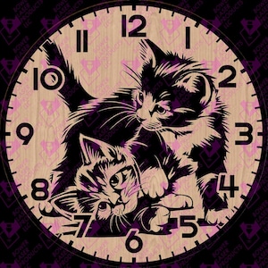 Puede incluir: Un reloj de madera redondo con un diseño de dos gatos negros estilizados. La esfera del reloj tiene números y manecillas negras, sobre un fondo claro de vetas de madera. El borde exterior presenta un patrón púrpura y el texto "BOWER LASER PRODUCTS LLC".