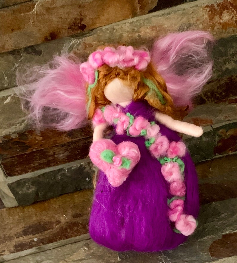 Fée originale valentine Purple Flower avec son cœur Aiguille feutrée fée fée de laine Waldorf inspiré par Rebecca Varon image 6