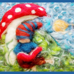 Tarjeta de nota impresa - Gnome Reading en un día soleado -imagen de la figura de pie de hada de escultura suave por Rebecca Varon Nushkie Design