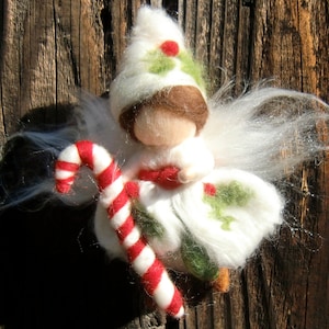 Adorno navideño: hada de acebo hecha con fieltro con aguja que monta un bastón de caramelo (inspirado en Waldorf)