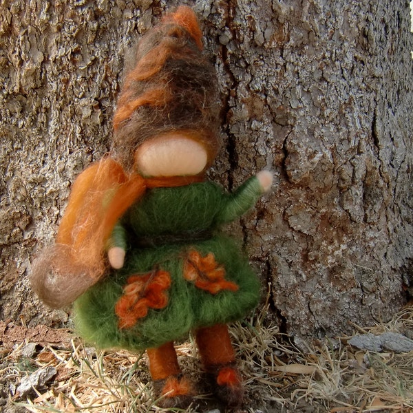 Chêne Gnome - Sculpture souple fée en laine feutrée à l'aiguille pour Nature Table - Waldorf Inspiré