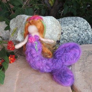 Sirena in viola con il suo tesoro - Bambola in feltro ad ago ispirata a Waldorf