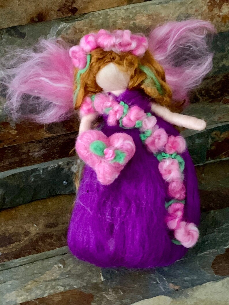 Fée originale valentine Purple Flower avec son cœur Aiguille feutrée fée fée de laine Waldorf inspiré par Rebecca Varon image 1