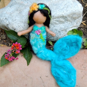 Bambola in feltro ad ago ispirata a Sirena Blu Waldorf