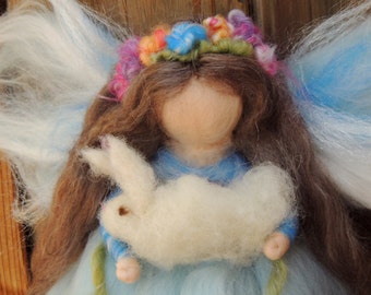 Niebiańsko-niebieska wróżka ogrodowa z króliczkami – filcowany igłowo anioł wróżka, dzieło inspirowane stylem Waldorf autorstwa Rebekki Varon, znanej jako Nushkie