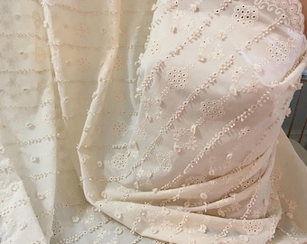 Off White 100% Algodón bordado de ojales, tela de algodón para vestidos de moda de mujer, cortinas, manteles y caminos de mesa, 53 pulgadas de ancho