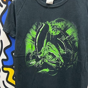 Vintage 2000s Alien Predator Movie tshirt size S