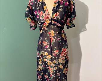 Precioso vestido vintage de los años 30 con estampado floral transparente y mangas abullonadas.