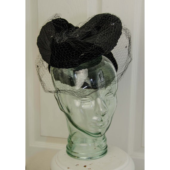 Fabulous Woman's 1940's Black Velvet Turban with V