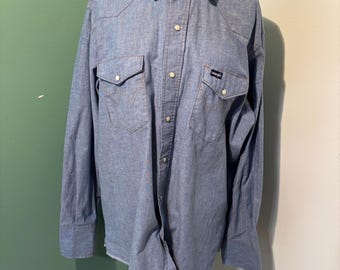 Vintage 1970’s Wrangler Western-Style Chambray Shirt Pearl Snaps Long Tails