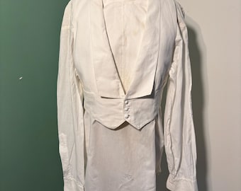 Camisa de esmoquin blanca antigua de hombre de la época eduardiana con chaleco.