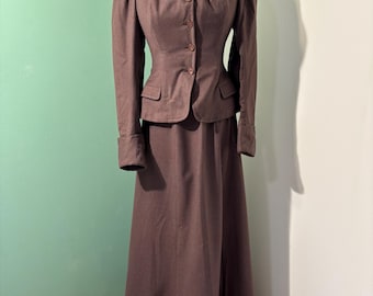 Traje de paseo antiguo de mujer de principios del siglo XX