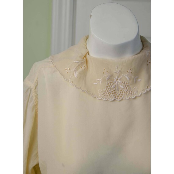 Vintage 1920's 1930's Woman's Ivory Silk Embroide… - image 2