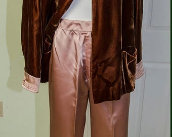 Pantalones de cintura alta de satén y chaqueta de terciopelo estilo Giorgio di Sant Angelo de los años 40 de los años 70.