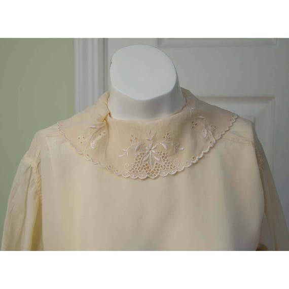 Vintage 1920's 1930's Woman's Ivory Silk Embroide… - image 3