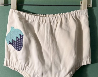 Parte inferior de bikini vintage de mujer de los años 60 con estampado de fresas y lunares morados.