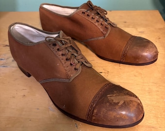 Zapatos militares antiguos de lona y cuero para hombre de la Primera Guerra Mundial.
