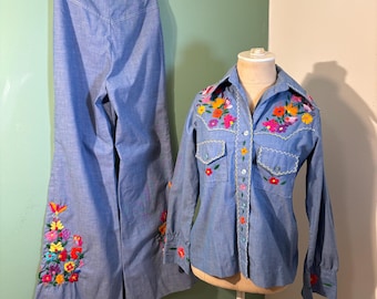 Blusa y pantalones acampanados de Chambray bordados mexicanos vintage de los años 70