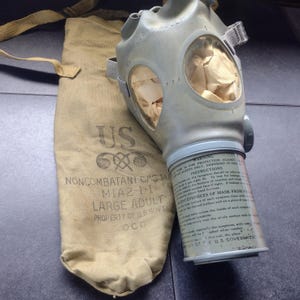 Vintage WW2 Noncombatant Gas Mask: Adult Large with Bag & Instructions