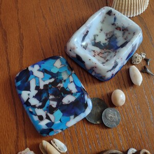 Funky blues and white fused glass box with lid imagem 3