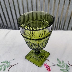 Vintage Indiana Glass Avocado Green Decorative Water Beverage Drinking Goblet Wine Glass
