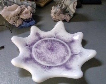 Weiße und violette stilisierte Blume wies runde geschmolzene Glas-Schmuck-Ring-Schale