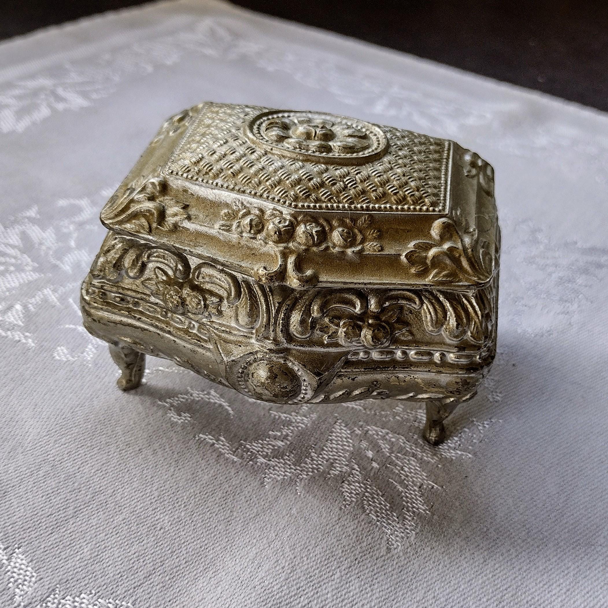 日本美術　純銀 服部製　内唐木　小箱　 岩肌　三桃図　金工小物入れ　重量304g RARE Japanese Geisha Trinket Box With Mirror Lid, Hand